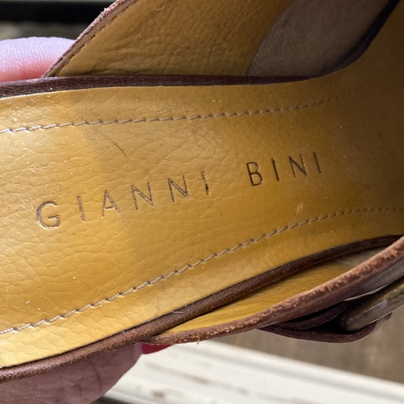 DONATED Gianni Bini size 7M brown slip-on heeled sandal. - Picture 4 of 10